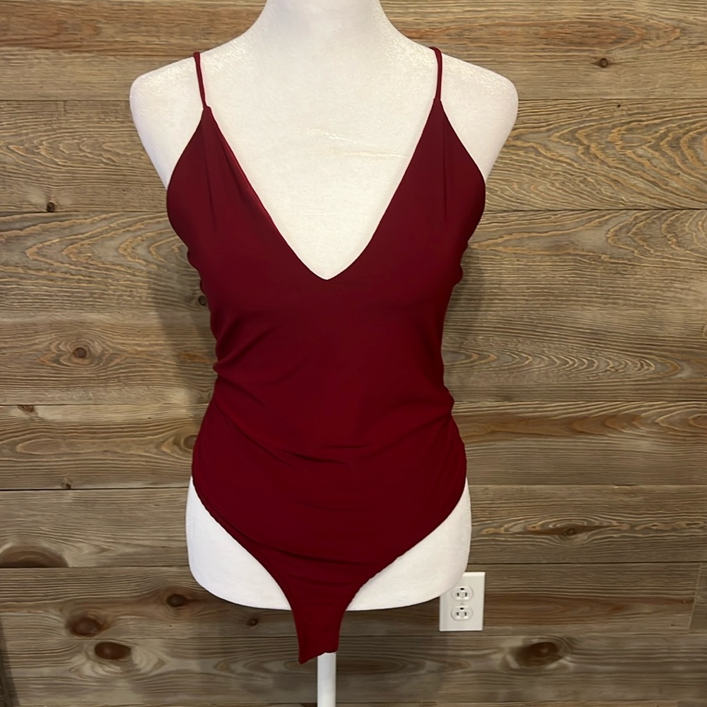 Fashion Nova burgundy cami bodysuit with spaghetti straps. V neck. Stretch. L